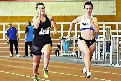 Eva Hüther (links) von der SG Bruchweiler siegt im 60-Meter-Sprint vor Emmanuelle Streib von der TS Germersheim.