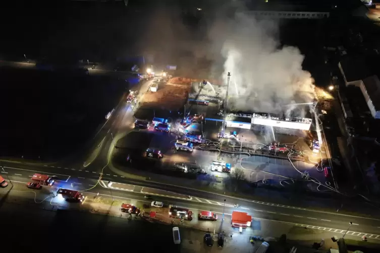 Der Gro&szlig;brand des Penny-Marktes in Bruchm&uuml;hlbach vom 7. M&auml;rz von oben: Mit einer Drohne hat die Feuerwehr ihren Einsatz dokument