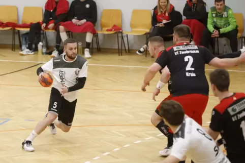 Alexey Wetz übernimmt im Westpfalz-Derby Verantwortung. Gegen die VTZ Saarpfalz trifft der Routinier sechsfach.
