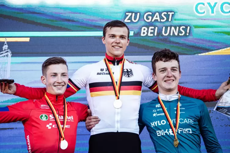 Pascal T&ouml;mke aus Neustadt (Mitte) ist nach 2021 auch 2022 deutscher Meister der U23-Klasse im Radcross. Sein Teamkollege Fabian 