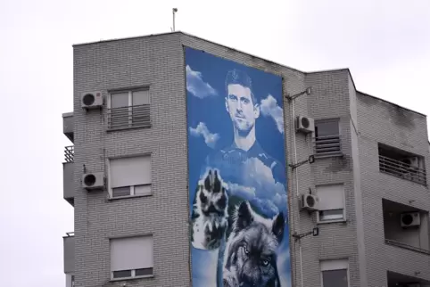  Die Fans in der Heimat bleiben ihm treu: Ein Wandplakat, das den serbischen Tennisspieler Novak Djokovic zeigt, hängt an einen 