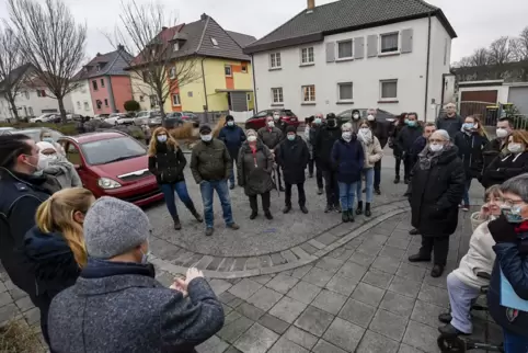 Verärgert: Etwa 50 Anwohner der Samuel-Heinicke-Straße bei einem Ortstermin mit Polizei und Verwaltung. 