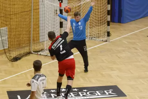 VTZ-Linksaußen Kevin Hauck (beim Wurf) sucht seine Chance gegen den Dansenberger und früheren SV 64-Torwart Benedict Haubeil. 