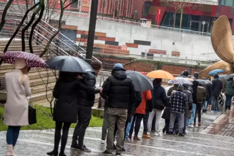 Während die einen auf den Straßen gegen die Corona-Maßnahmen protestieren, stehen andere an, um eine Corona-Impfung zu erhalten,