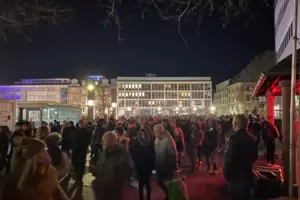 Auf teils verbotenen Aufmärschen demonstrierten zuletzt auch in vielen Pfälzer Städten, darunter Kaiserslautern, Tausende Mensch Auf teils verbotenen Aufmärschen demonstrierten zuletzt auch in vielen Pfälzer Städten, darunter Kaiserslautern, Tausende Mensch