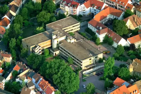 Innenstadt-Lage: Ein Park umgibt das frühere Stiftungskrankenhaus. Innenstadt-Lage: Ein Park umgibt das frühere Stiftungskrankenhaus.