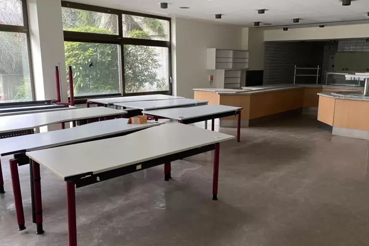 Leerstehend, wie viele R&auml;ume im dreist&ouml;ckigen Geb&auml;ude: die fr&uuml;here Kantine.