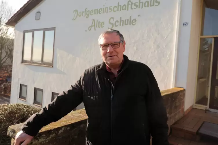 Franz Adam, Ortsbürgermeister von Neuleiningen, vor dem Dorfgemeinschaftshaus Alte Schule, über dessen Zukunft der Gemeinderat d