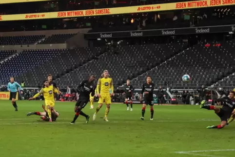 Mo Dahoud (links) hat abgezogen, erzielt das Siegtor für den BVB.