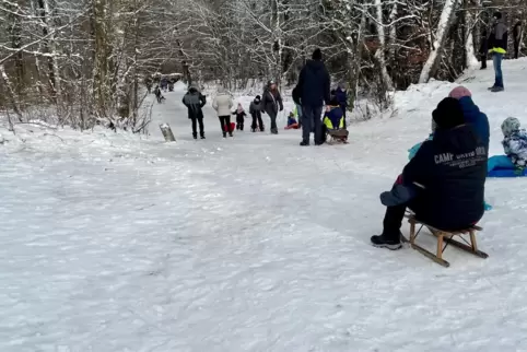 Viele Menschen nutzten am Wochenende wie hier am Donnersberg die Möglichkeit für einen Ausflug in den Schnee.