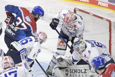 Thomas Larkin erzielt gegen den Schwenninger Torwart Joacim Eriksson das Tor zum 1:0 für die Adler.