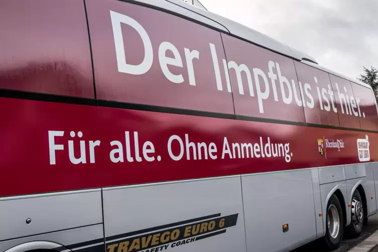 Der Impfbus macht am Mittwoch Station am Morschheimer Sportplatz.