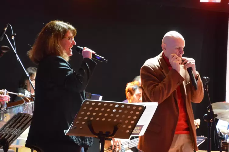 Mit viel Schwung: Sängerin Gabi Kipper und Mundharmonika-Virtuose Jens Bunge ergänzen den vollen Sound der Big Band Track 4. 