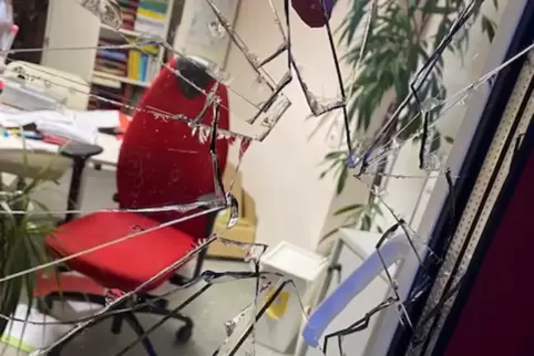 Die Einbrecher zerschlugen das Fenster zum Büro.