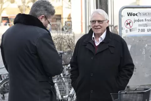 Am Schillerplatz: Jürgen von Brockhausen (rechts) im Gespräch mit Volker Endres. 
