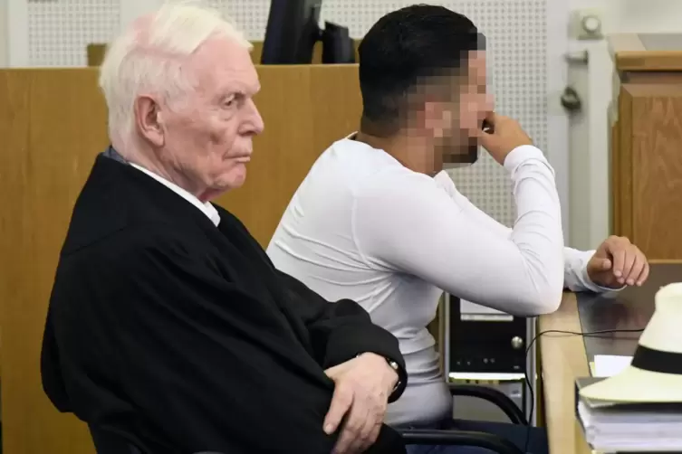 Der wegen Mordes zu lebenslanger Haft verurteilte T&uuml;rke ist im neuen Verfahren als Zeuge geladen. Im Vordergrund: sein Verteidig