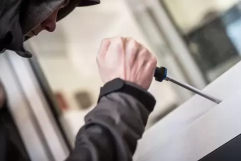Über ein Fenster im Erdgeschoss wollten die Täter in das Haus in der Winnweilerer Jakobstraße eindringen. 