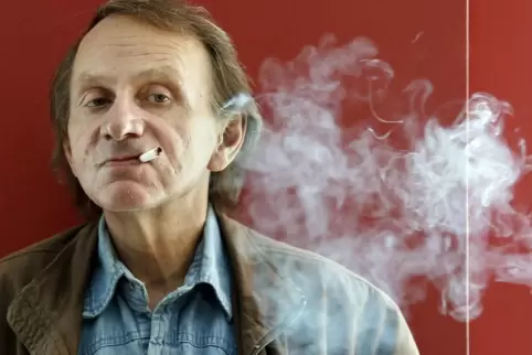 Auch dieses Bild von Houellebeqc stimmt nicht mehr so ganz: Er soll jetzt E-Zigarette rauchen.