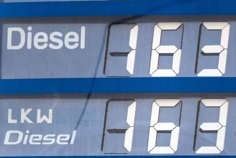 Der Dieselpreis an einer Tankstelle in Köln am Montag.