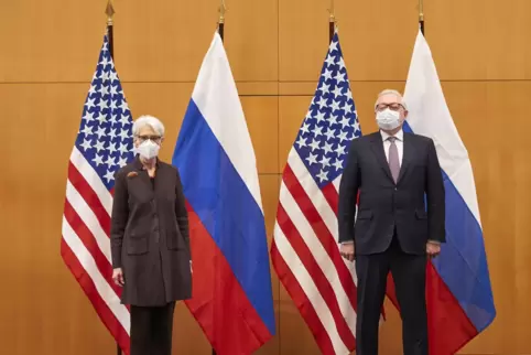Nicht nur räumlich auf Abstand: US-Vizeaußenministerin Wendy Sherman und ihr russischer Amtskollege Sergej Rjabkow.