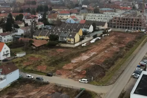 Es geht um das Grundstück oberghalb der im Bilkd quer verlaufenden Mozartstraße. 