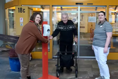 Altenzentrum St. Martha: Leiterin Gudrun Wolter, Heimbeirat Hans Schwind und Pflegefachkraft Andrea Nord (von links) wollen die 
