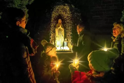 Hier soll der Rosenkranz gebetet werden: Lourdes-Grotte.
