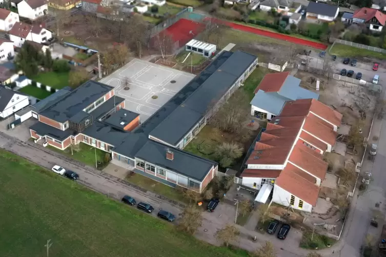 Sind für Kinder das Zentrum von Hanhofen: die Grundschule (links) und die Kita.