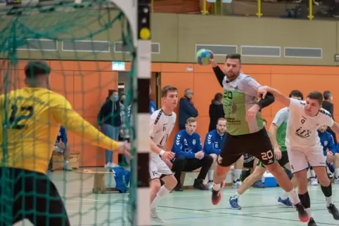 Der Wörther Maurice Schumacher ist durch und hat nur noch Keeper Maximilian Geiger vor sich. Zu einem Tor führt die Aktion nicht