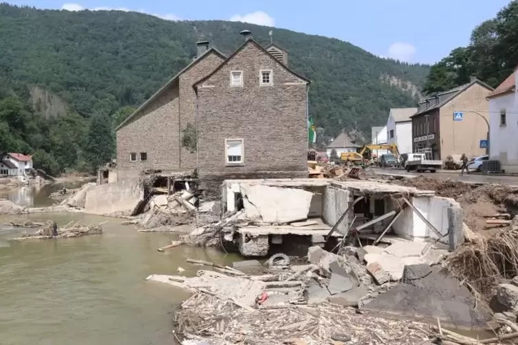 Die Nordpfälzer Delegation konnte sich vor Ort überzeugen, welche Schäden die Flutkatastrophe auch in Ahrweiler angerichtet hat.