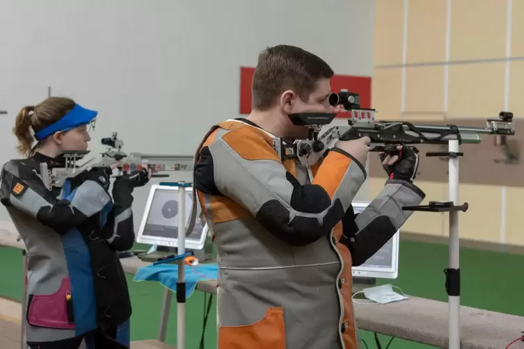 Lisa Kreitmann vom Vizemeister SV Herxheim im Duell mit Fabian Bochert vom SV Rheinzabern. 