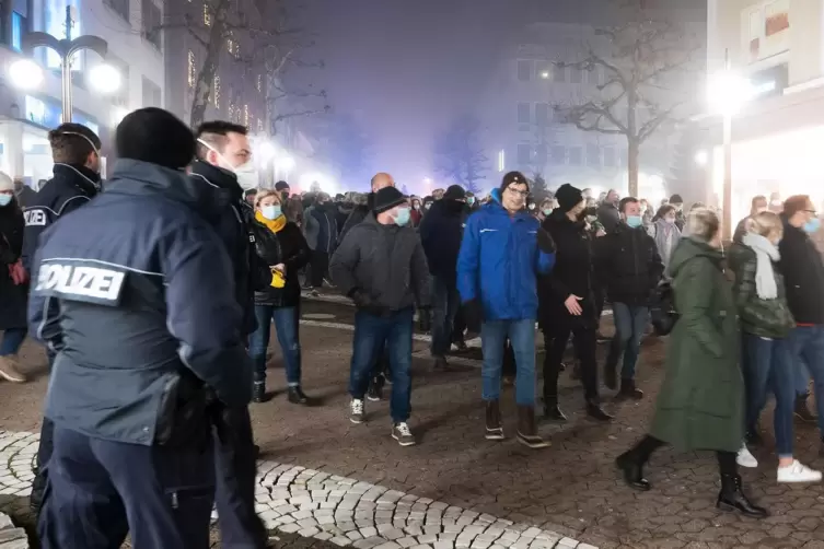 Die Polizei war mit einem Gro&szlig;aufgebot im Einsatz, um die Kritiker der Corona-Ma&szlig;nahmen auf dem Schlossplatz zu begleiten. 