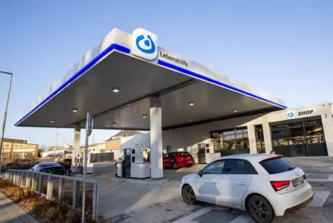 Liegt direkt an der Pariser Straße stadtauswärts: die Tankstelle der Lebenshilfe. 