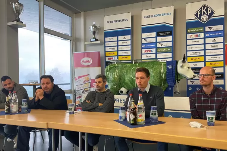 Die FKP-Präsidenten Mario Kapila und Jürgen Kölsch sowie Geschäftsstellenleiter Christoph Radtke stellten den neuen Chefcoach Ke
