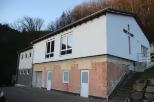 Die neue Aussegnungshalle: Der obere Teil ragte früher nach vorne über. Nun wurde er nach hinten auf festen Fels gesetzt.