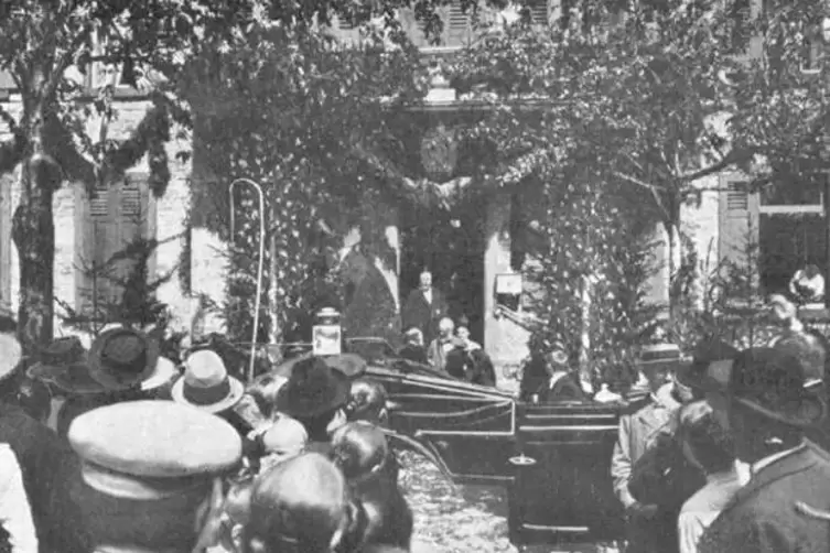 Massenauflauf für gekrönte Häupter: Das Foto entstand 1902 beim Besuch des Prinzen Ludwig von Bayern in Johanniskreuz. 