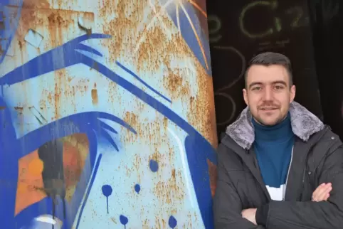 Velik Velikov vor der Plastik „Torque“ auf dem Gelände der Universität des Saarlandes.