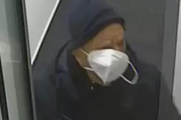 Der unbekannte Täter soll eine Silikon- und zusätzlich eine FFP2-Maske getragen haben. 