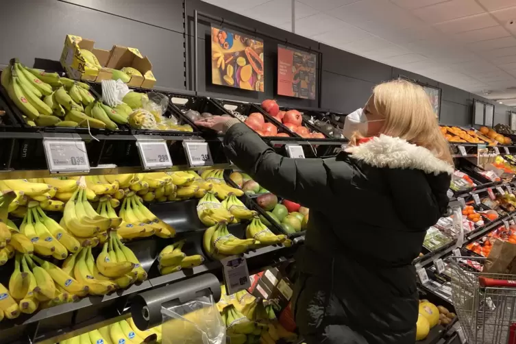 Katja Gillet vor dem Obstregal im Supermarkt. Die Landauerin verzichtet schon länger auf Plastiktüten beim Einkaufen. Seit verga