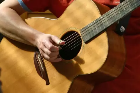 Zwei Gitarrenkurse hat die KVHS im Angebot.
