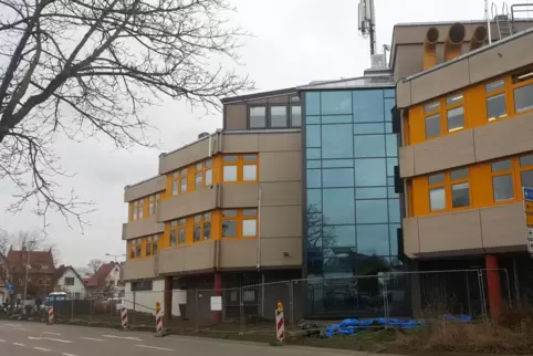 Hier wird saniert: Der neue Treppenhausturm des Rathauses der Verbandsgemeinde Dannstadt-Schauernheim ist schon weitgehend ferti
