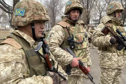 Russische Soldaten stehen in der kasachischen Großstadt Almaty Wache. Die ausländischen Truppen sollen noch in dieser Woche Kasa