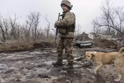 Noch ist der Boden im Donbass nicht gefroren: Ein ukrainischer Soldat patroulliert an der Trennlinie zum Gebiet pro-russischer R