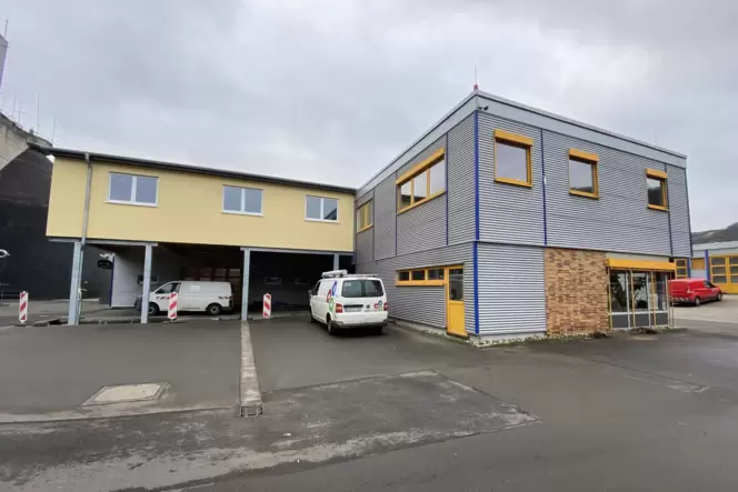 Draufgesattelt: Das neue obere Stockwerk ragt hinten über. Draufgesattelt: Das neue obere Stockwerk ragt hinten über.