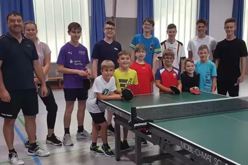 Die Zukunft der VT Contwig: Tischtennis-Trainer Markus Wilhelm (links) mit seiner Jugend.