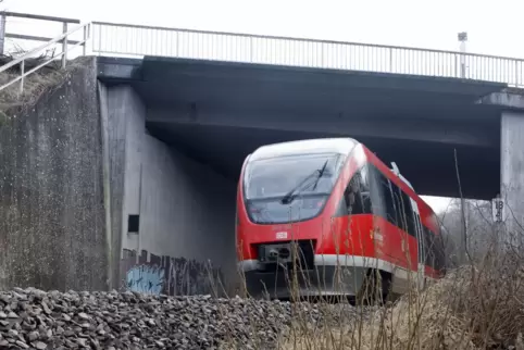 Erhebliche Schäden weist die Brücke über die Bahngleise an der B-48-Abzweigung nach Hochstein auf. Laut erster Schätzung eines I