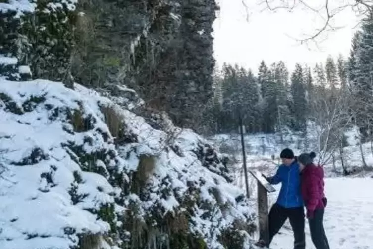Bietet eine Chance auf Schnee: Wanderung im Hunsrück, hier am Fuß der Felsformation „Frau Holle“.