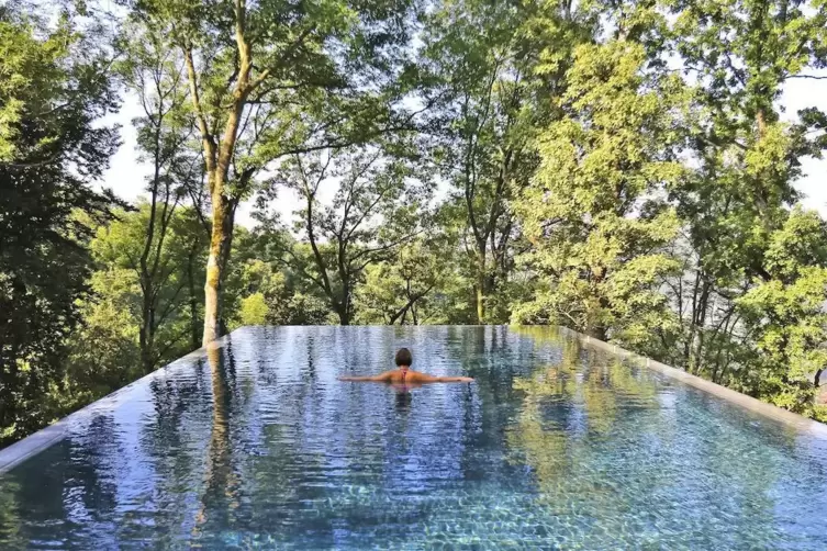 Urlaub im Einklang mit der Natur: Pool im „Mawell Resort“ in Langenburg.