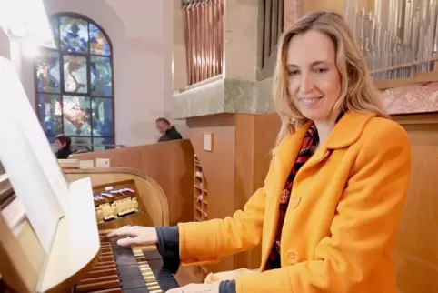 Die Jazz-Organistin Barbara Dennerlein – hier in der katholischen Kirche in Steinfeld 2017 – spielt am 3. Juli an der Mozartorge