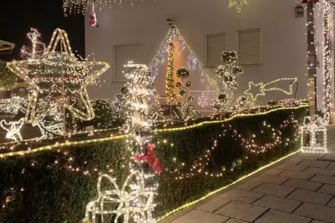 Üppig: die Weihnachtsbeleuchtung der Familie Schäfer.